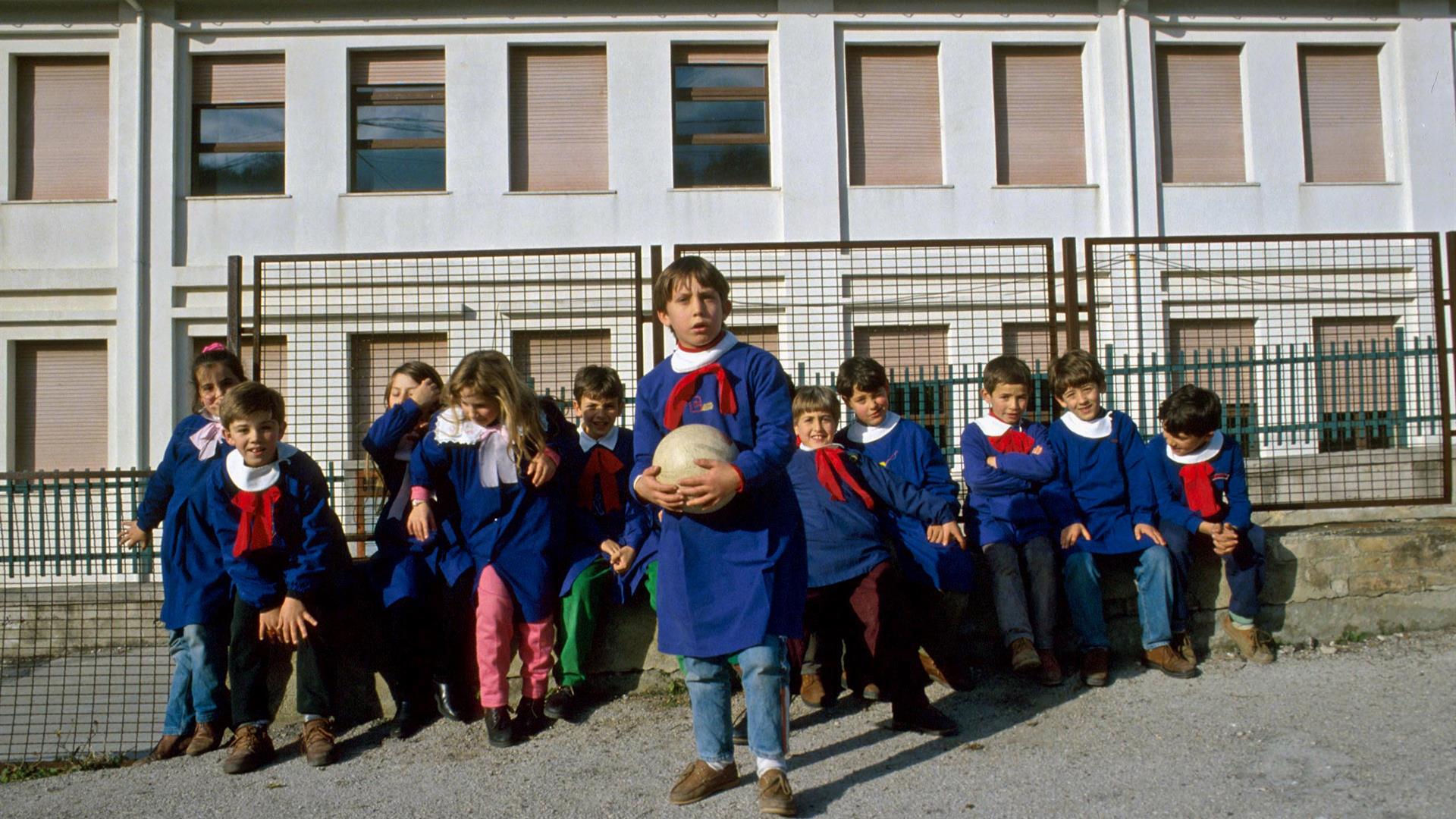 Scuola Elementare SCUOLA ELEMENTARE FOTO DI © CARLO LANNUTTI:SINTESI