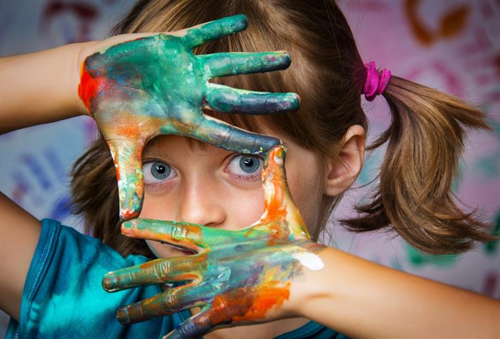 Sostegno In Vicinanza bambini colori mani