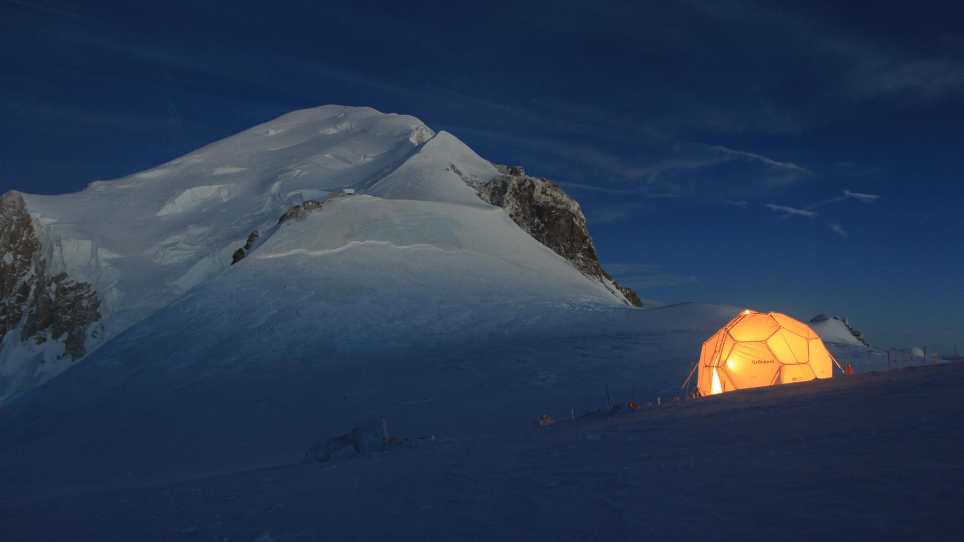 Tenda Di Carotaggio Presso Il Col Du Dome Con Vista Sulla Vetta Del Monte Bianco 1(1)