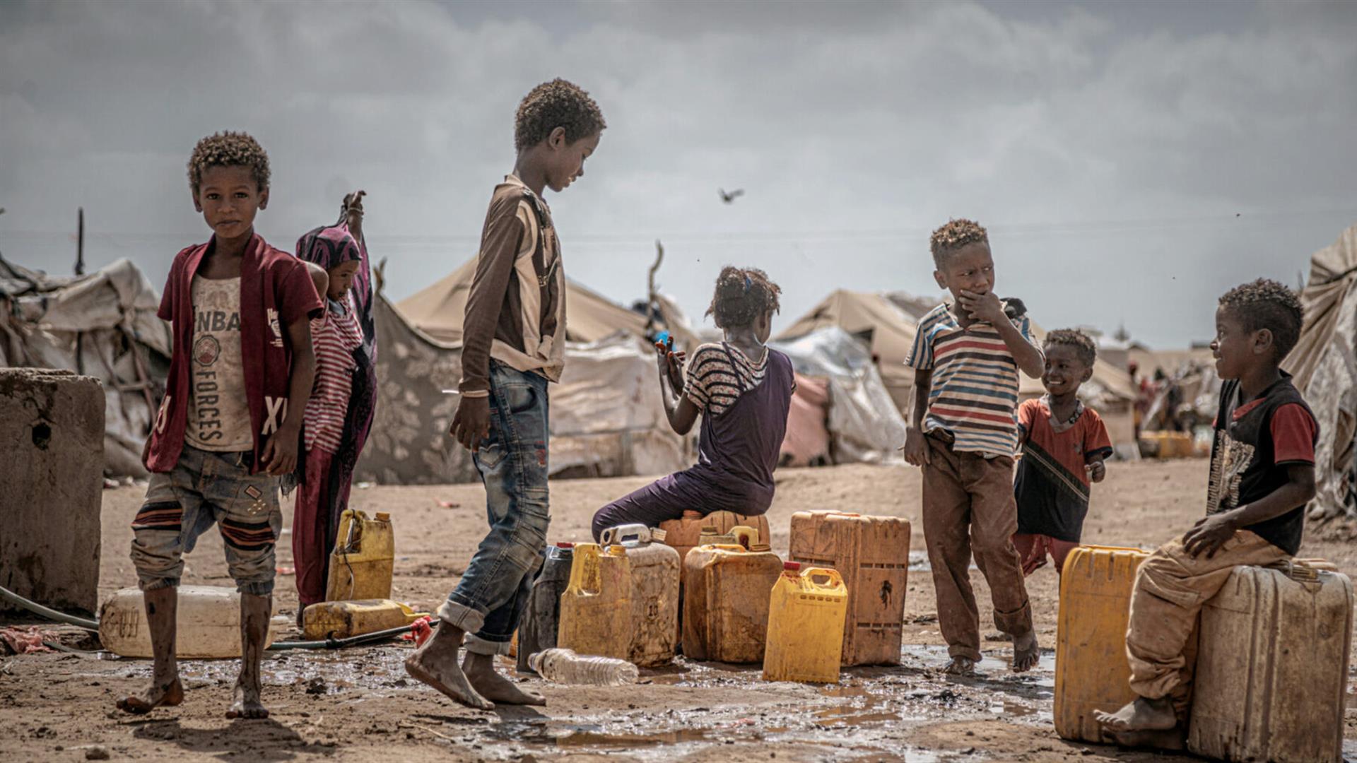 Yemen 2020 Bambini Accanto A Un Serbatoio Dacqua Nel Campo Di Al Mashqafa Pablo Tosco44202