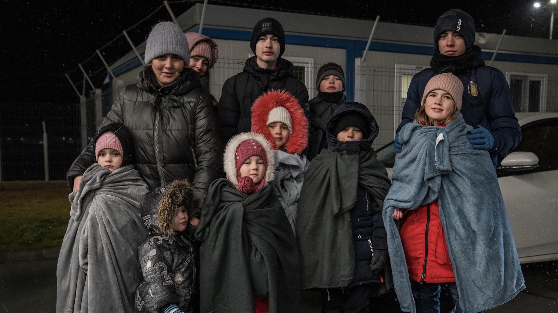 OK © UNICEF:UN0599559:Moldovan A Refugee Family With 11 Children Entered Romania At The Isaccea Border Crossing