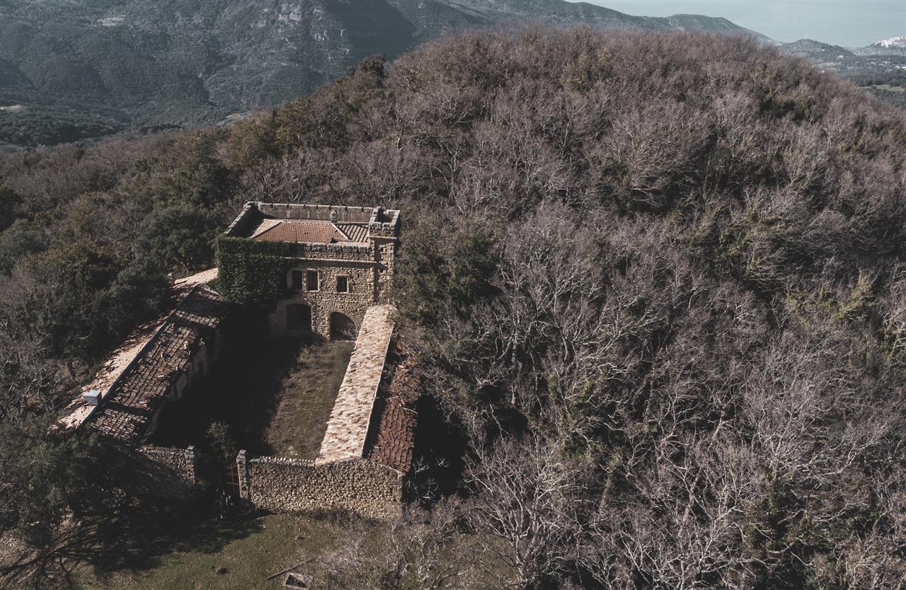 Il Castello Dell'impallaccionata Da Lontano
