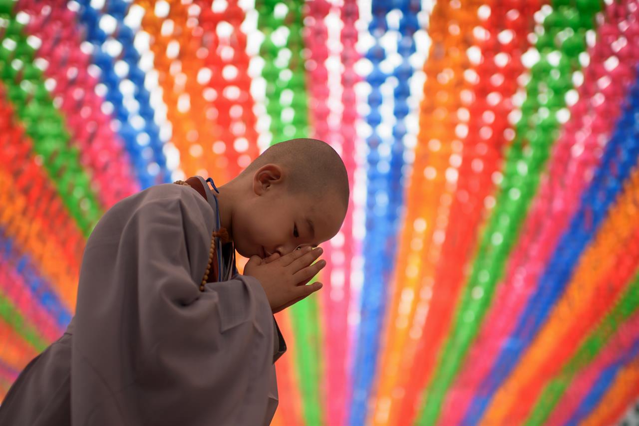 Ragazzo buddista che prega