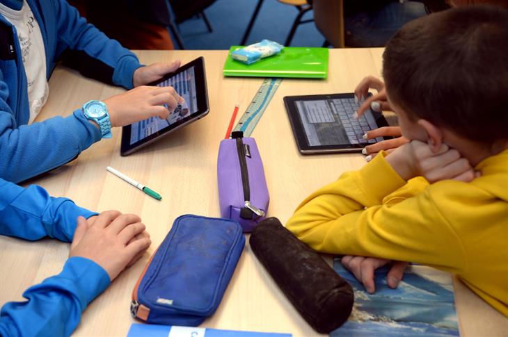 Bambini ipad tablet scuola