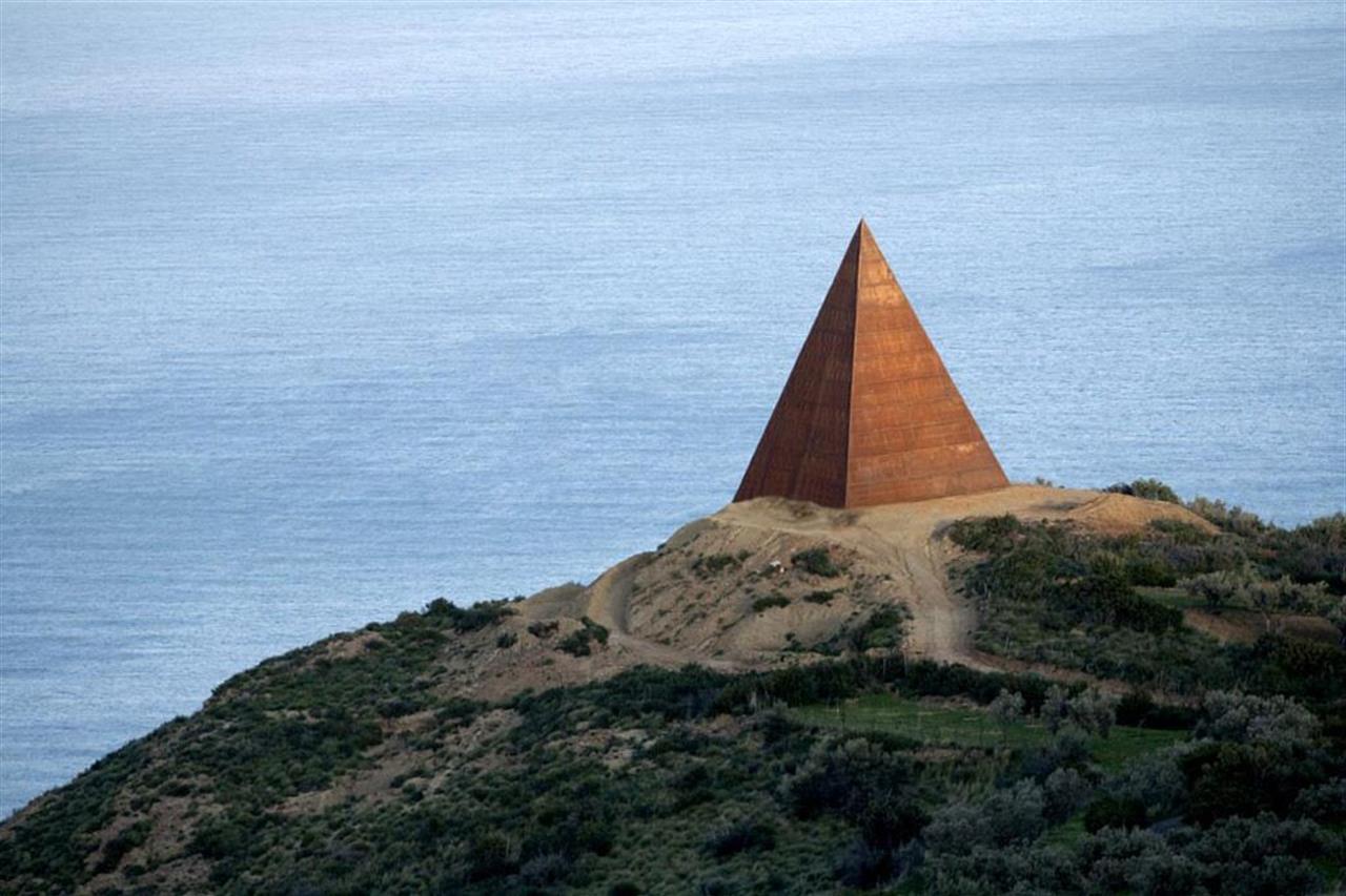 Mauro Staccioli Piramide 38° Parallelo © Fondazione Fiumara D'arte