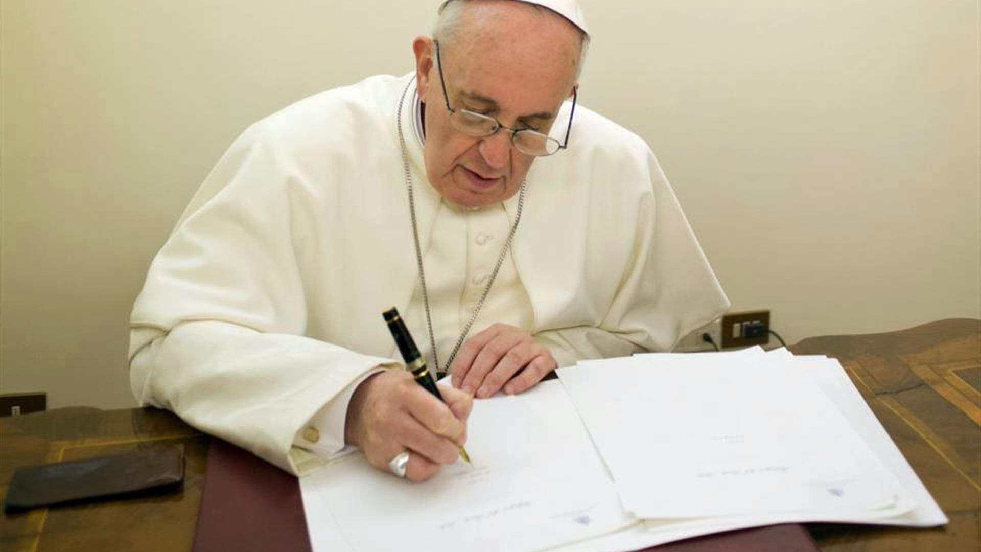Papa Francisco Escrevendo