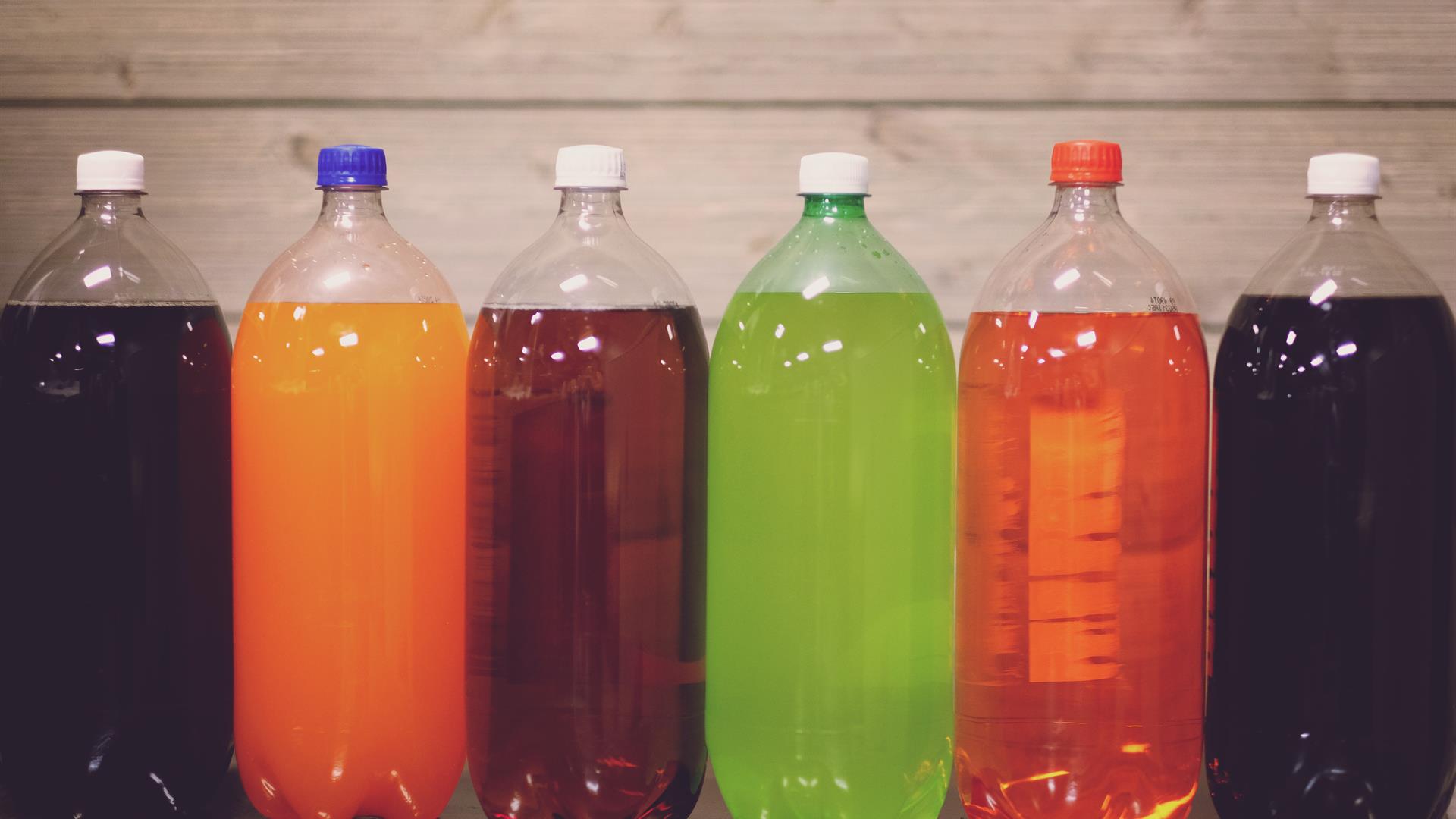 Bottiglie di bevande colorate