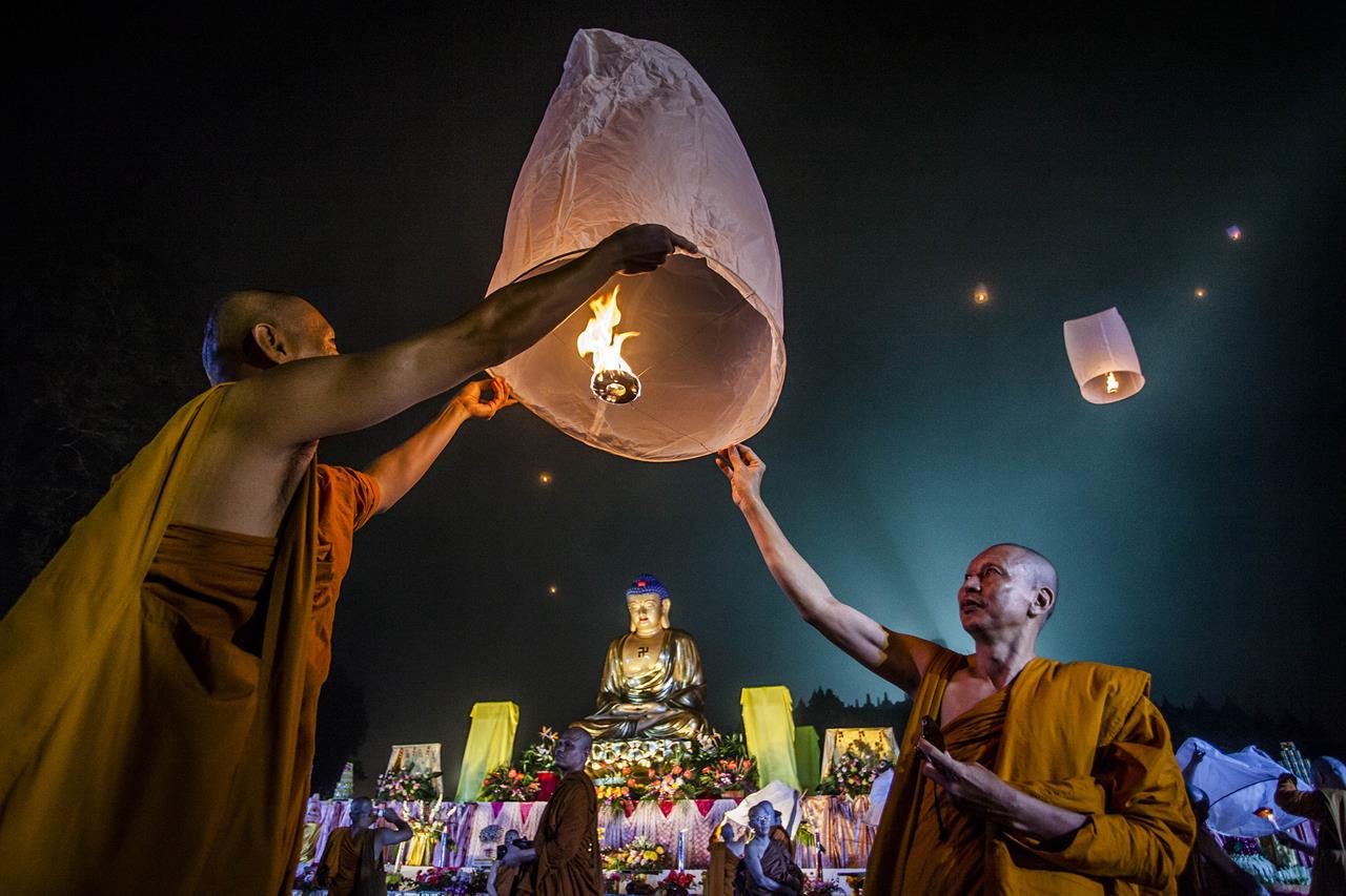 Monaci fanno volare le lanterne, durante la celebrazione del Vesak, a Java, Indonesia