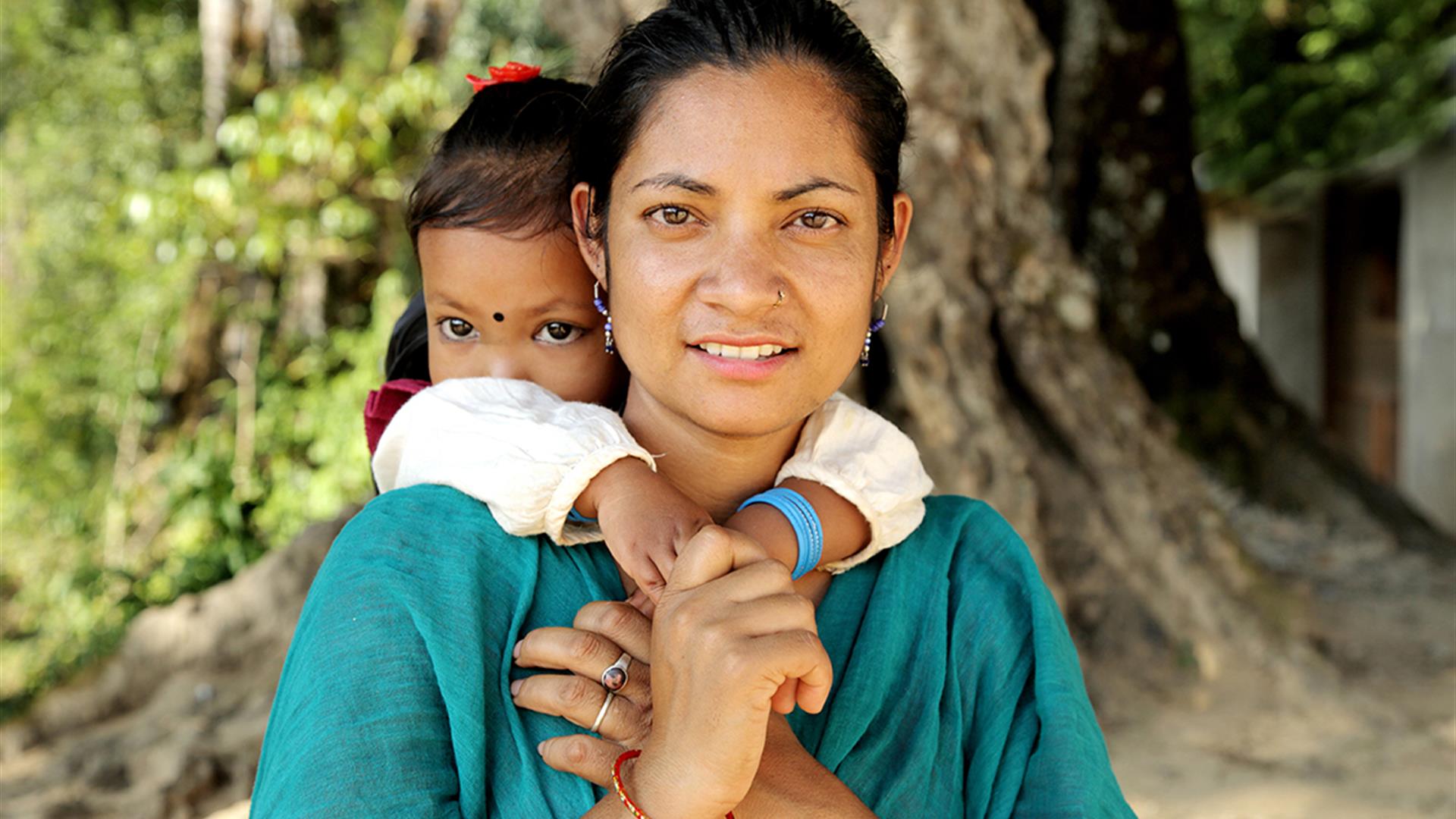 NEPAL Mamma Con Il Figlio Nella Mahandra Primary School Nel Villaggio Di Indupalchuk D0B8369 ®Fabiolovino
